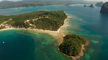 Beyaz kumlu tropik sahil, yukarıdan manzaralı..