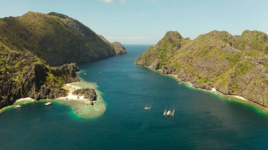 Tropik deniz suyu lagünü ve plaj, Filipinler, El Nido.