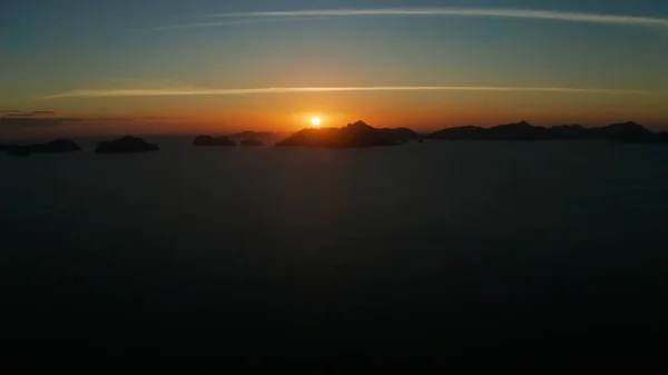 La hermosa bahía al atardecer. Vista aérea. — Foto de Stock