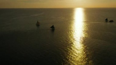 Denizin üzerinde gün batımı. Boracay, Filipinler