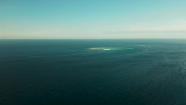 Тропический остров с песчаным пляжем. Камиген, Филиппины — стоковое видео