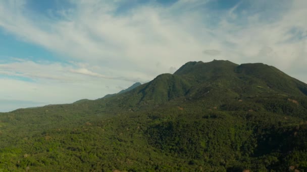 Montagne ricoperte di foresta pluviale, Filippine, Camiguin. — Video Stock