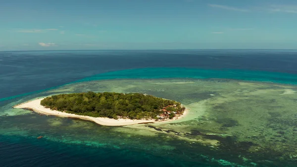 Isola tropicale con spiaggia sabbiosa. Isola di Mantigue, Filippine — Foto Stock