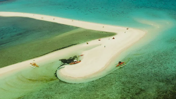 Tropikalna wyspa z piaszczystą plażą. Camiguin, Filipiny — Zdjęcie stockowe