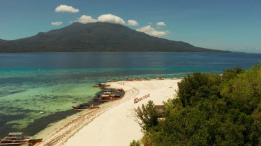 Kumlu bir tropik ada. Mantigue Adası, Filipinler