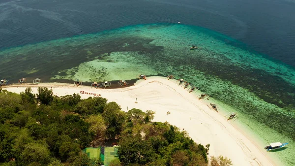 Tropische Insel mit Sandstrand. Mantigue Island, Philippinen — Stockfoto
