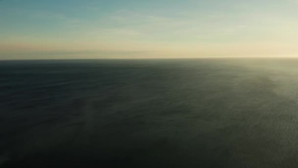 Bewolkte lucht boven de zee bij zonsondergang. — Stockvideo