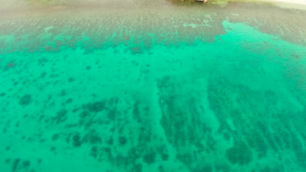 Tropisch landschap met blauwe zee en koraalrif — Stockvideo
