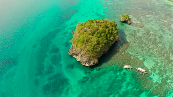 Paisaje marino: isla en la laguna Boracay, Filipinas. — Vídeo de stock