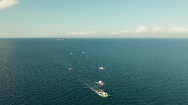 Lokale Filippijnse boten in de diepblauwe zee, — Stockvideo