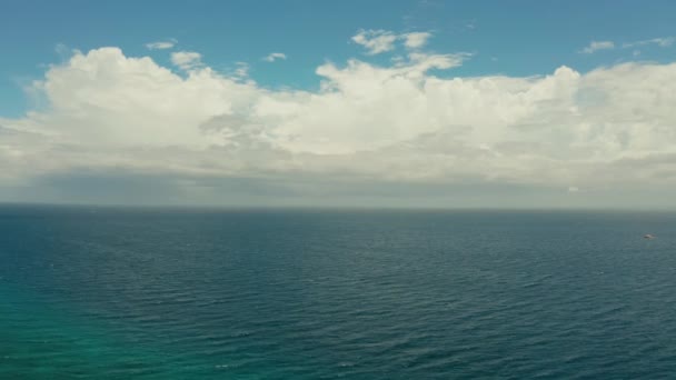 Seelandschaft, blaues Meer, Himmel mit Wolken und Inseln — Stockvideo