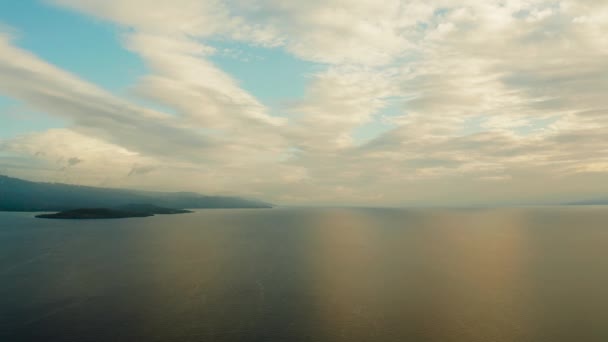 Paisaje marino, isla y cielo con nubes, Cebú, Filipinas. — Vídeo de stock