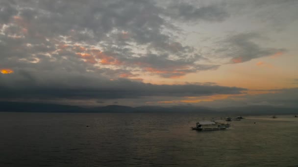 Zonsondergang boven de zee. Boracay, Filipijnen — Stockvideo