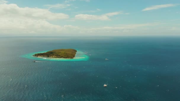 Tropický ostrov na otevřeném moři. Sumilon Island, Filipíny — Stock video