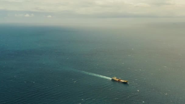 Buque de carga en el mar azul abierto, Filipinas. — Vídeos de Stock