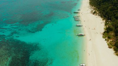 Tropik plaj ve turkuaz göl suyu.