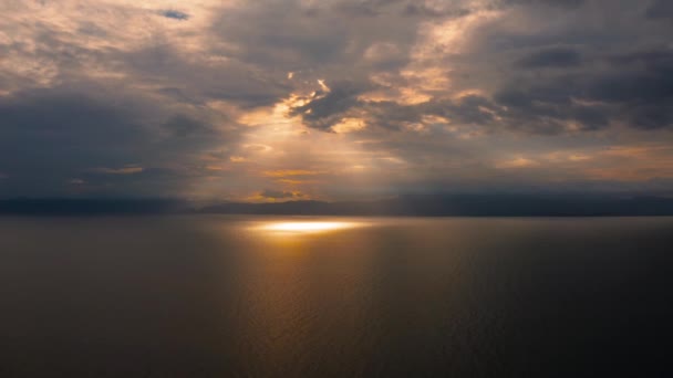 Cielo nuvoloso sul mare durante il tramonto. — Video Stock