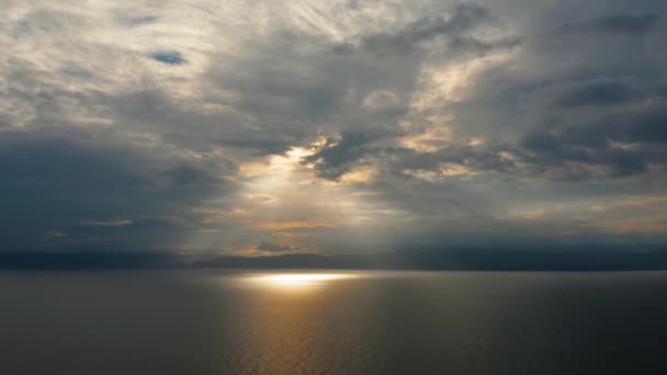 Облачное небо над морем на закате. — стоковое видео