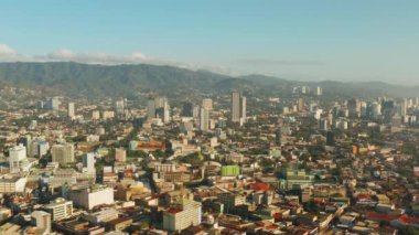 Gökdelenleri ve binaları olan modern şehir Cebu, Filipinler.