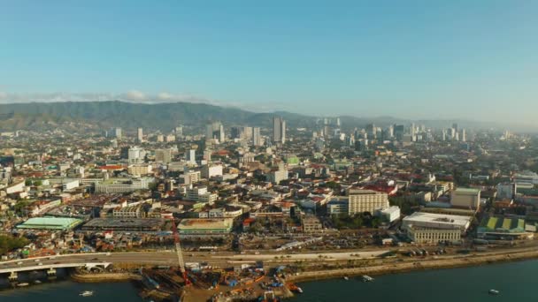 Ciudad moderna de Cebú con rascacielos y edificios, Filipinas. — Vídeo de stock