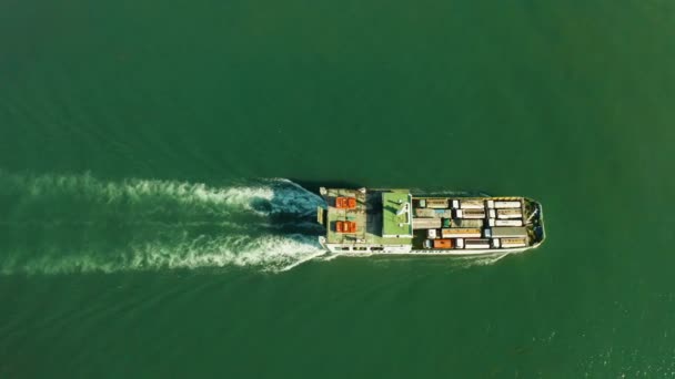 Cargo ship in de Blue Sea, Cebu, Filipijnen. — Stockvideo