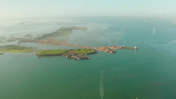 Puerto marítimo de la isla de Cebú con barcos, vista desde arriba. — Vídeo de stock