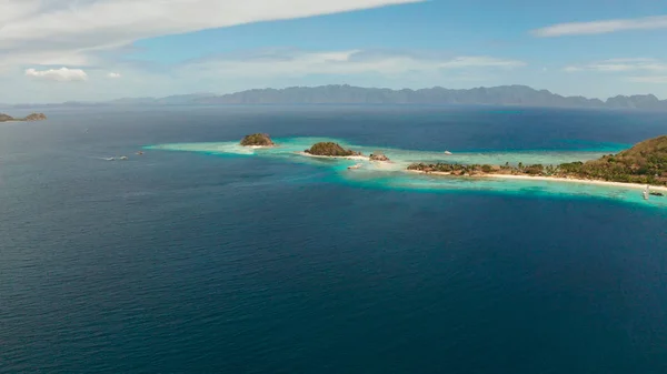 Pequena ilha tórpica com uma praia de areia branca, vista superior. — Fotografia de Stock