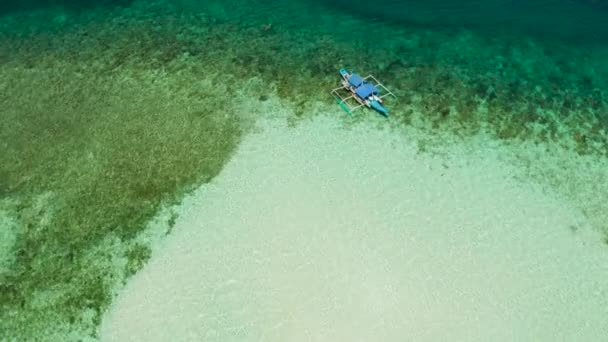 Homokos part egy korallzátonyon. Balabac, Palawan, Fülöp-szigetek. — Stock videók