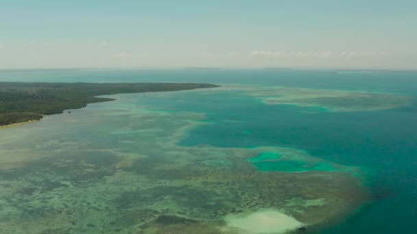 Seascape com ilha e lagoas tropicais. Balabac, Palawan, Filipinas. — Vídeo de Stock