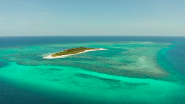 Bela praia numa ilha tropical. Balabac, Palawan, Filipinas. — Vídeo de Stock