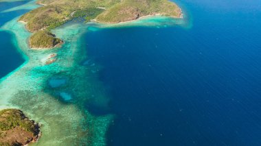Kumlu plajlı tropik ada, Filipinler, Palawan