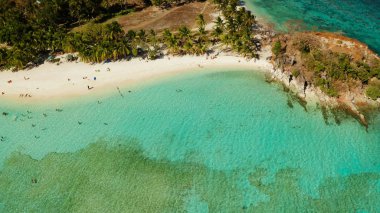 Beyaz kumlu sahili olan küçük bir Torpikal ada..