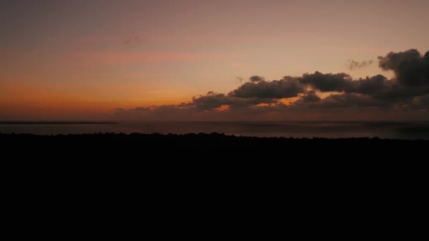 Красочный восход солнца над тропическими островами. — стоковое видео