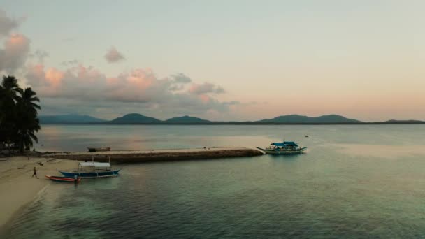 Zatoka Tropical Island podczas wschodu słońca — Wideo stockowe
