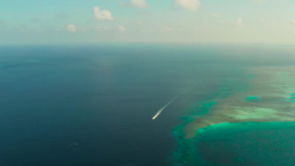 Meereslandschaft, Korallenriff und blaues Meer mit Motorboot. balabac, palawan, philippinen. — Stockvideo