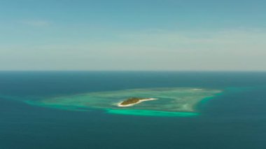 Tropik bir adada güzel bir sahil. Balabac, Palawan, Filipinler.