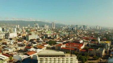Gökdelenleri ve binaları olan modern şehir Cebu, Filipinler.