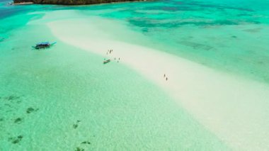 Göl kıyısında turkuaz suyu olan bir kumsal. Balabac, Palawan, Filipinler.