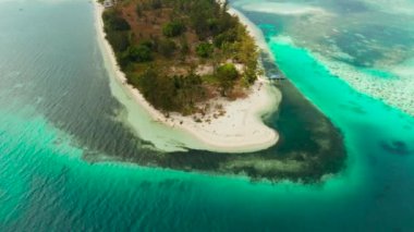 Kumlu bir tropik ada. Balabac, Palawan, Filipinler.