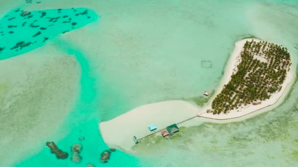 Ilha tropical com uma praia no atol. Onok Island Balabac, Filipinas. — Vídeo de Stock