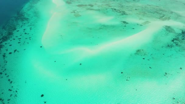 Zandstrand in de lagune met turquoise water. Balabac, Palawan, Filipijnen. — Stockvideo