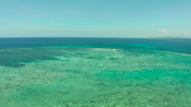 Piaszczysta plaża na rafie koralowej. Balabac, Palawan, Filipiny. — Wideo stockowe