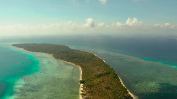 Isla tropical con playa de arena. Balabac, Palawan, Filipinas. — Vídeo de stock