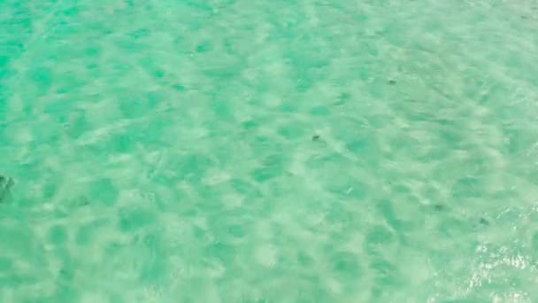 Acqua di mare blu trasparente in laguna. — Video Stock