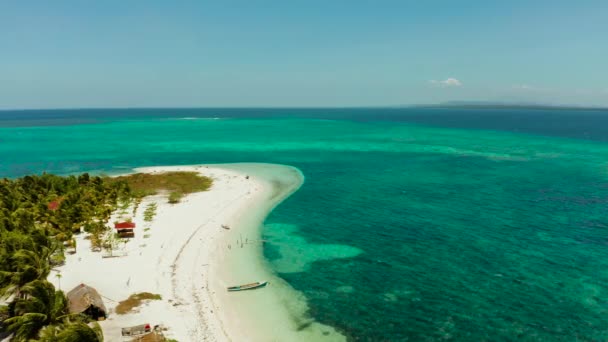 Resekoncept med sandstrand och blått hav. Balabac, Palawan, Filippinerna. — Stockvideo