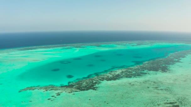 Paisaje marino con arrecife de coral y atolón en el mar azul Balabac, Palawan, Filipinas. — Vídeos de Stock