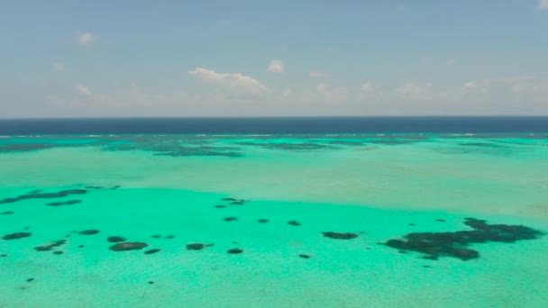 산호초와 필리핀 팔 라완의 푸른 바 다 발라바크에 있는 환초와 환초로 이루어진 풍경. — 비디오