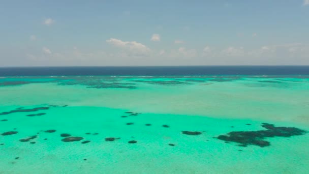 Seascape s korálovým útesem a atoll v modrém moři Balabac, Palawan, Filipíny. — Stock video