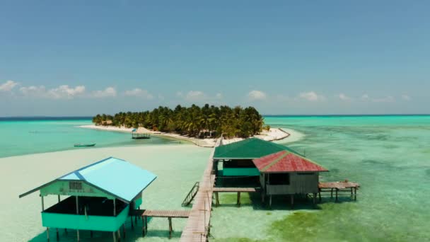 Ilha tropical com uma praia no atol. Onok Island Balabac, Filipinas. — Vídeo de Stock