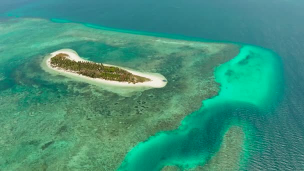 Krásná pláž na tropickém ostrově. Balabac, Palawan, Filipíny. — Stock video